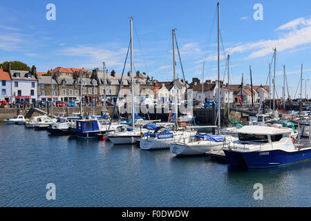 Barche ormeggiate nel pittoresco villaggio di pescatori di Anstruther in East Neuk di Fife, Scozia Foto Stock