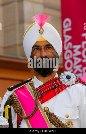 Glasgow, Regno Unito, 13 Agosto, 2015. A Glasgow il festival annuale di musica delle cornamuse, "tubazioni Live", che termina con il Campionato del Mondo di concorrenza sul Sabato 15 Agosto, il National Pipe Band della Malesia - "Sri Dasmesh Pipe Band' in base a Kuala Lumpar, hanno intrattenuto la folla a Buchanan Street e George Square, suonando un medley di cornamuse scozzesi di musica su una giornata di sole in Scozia. Credito: Findlay/Alamy Live News Foto Stock