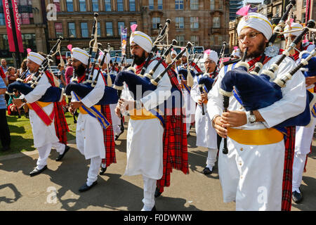 Glasgow, Regno Unito, 13 Agosto, 2015. A Glasgow il festival annuale di musica delle cornamuse, "tubazioni Live", che termina con il Campionato del Mondo di concorrenza sul Sabato 15 Agosto, la National Pipe Band della Malesia - "Sri Dasmesh Pipe Band' in base a Kuala Lumpar, hanno intrattenuto la folla a Buchanan Street e George Square, suonando un medley di cornamuse scozzesi di musica su una giornata di sole in Scozia. Credito: Findlay/Alamy Live News Foto Stock