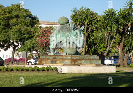 Salvador Dali rinoceronte statua in Puerto Banus Harbour, Andalusia, Spagna. Foto Stock