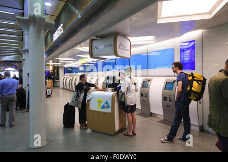 Biglietto Eurostar e macchine a St Pancras Stazione ferroviaria London Foto Stock