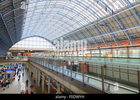 All'interno del grado 1 elencati di St Pancras stazione ferroviaria con il padiglione vetrato Foto Stock