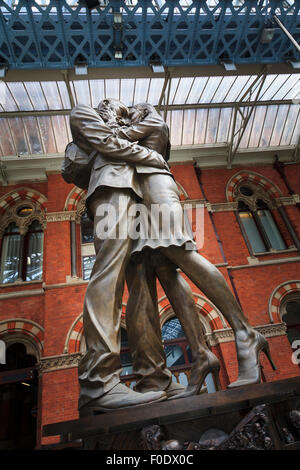 Il luogo di incontro della statua di Paolo giorno a St Pancras stazione ferroviaria London Foto Stock