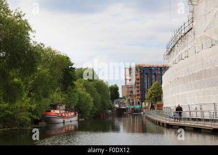 Houseboat e lavori di costruzione sul Regents Canal nel centro di Londra Foto Stock