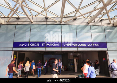 La gente intorno all'entrata a King's Cross St Pancras Stazione della Metropolitana di Londra Foto Stock