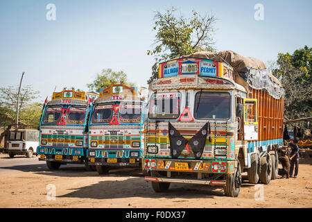 Decorato in maniera colorata merci camion in un layby nel Madhya Pradesh, India Foto Stock