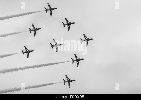 Le frecce rosse di eseguire (con solo 8 aerei) al 2015 airshow di Blackpool. Foto Stock