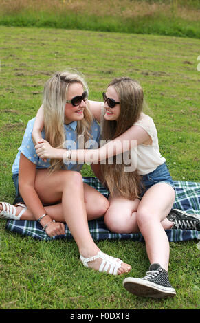 Due ragazze adolescenti ridere e abbracciando allo stesso tempo Foto Stock