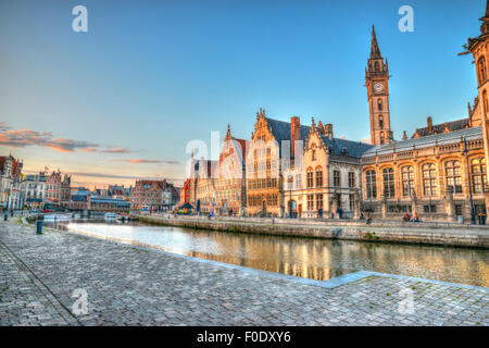 Bellissima vista del centro di canali di Gand in Belgio che mostra la torre dell orologio in background Foto Stock