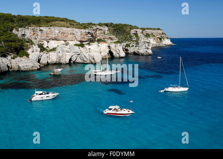 Yacht ancorati in cove, Cala Macarella, vicino a Cala Galdana, costa sud occidentale, Menorca, isole Baleari, Spagna, Europa Foto Stock