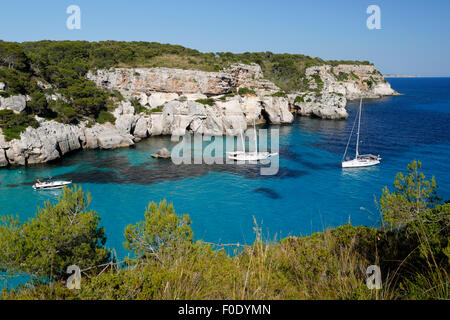 Yacht ancorati in cove, Cala Macarella, vicino a Cala Galdana, costa sud occidentale, Menorca, isole Baleari, Spagna, Europa Foto Stock