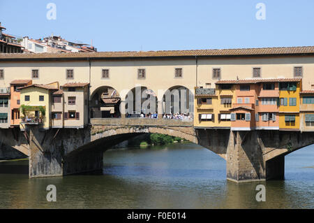 Il Ponte Vecchio o Ponte Vecchio, il più antico ponte di Firenze attraversa il fiume Arno. Estensioni per negozi sporgere oltre il fiume. Foto Stock