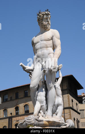 La statua del Nettuno, la figura centrale nella fontana che riporti il suo nome nella Piazza della Signoria di Firenze (Italia). Foto Stock