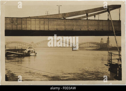 Il Ponte di Colonia, che si riferisce probabilmente al famoso Ponte Hohenzollern sul Reno a Colonia, in Germania, è un punto di riferimento storico chiave noto per il suo ruolo nei trasporti della città e per la sua vista iconica sul fiume e sulla cattedrale. Foto Stock