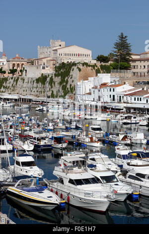 Vista sul porto e Ayuntamiento de Ciutadella Ciutadella, Menorca, isole Baleari, Spagna, Europa Foto Stock