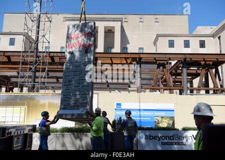 Washington, DC, Stati Uniti d'America. 13 Ago, 2015. Un tratto del muro di Berlino arriva presso il Dipartimento di Stato per l'installazione negli Stati Uniti La diplomazia Center di Washington, DC, Stati Uniti, e il agosto 13, 2015. Il segmento del muro di Berlino è firmato dall ex Presidente George H. W. Bush, ex leader dell Unione Sovietica Mikhail Gorbaciov, tedesco ex cancelliere Helmut Kohl, ex presidente polacco e solidarietà leader Lech Walesa, la corrente il Cancelliere tedesco Angela Merkel, ed ex Segretario di Stato James Baker. © Yin Bogu/Xinhua/Alamy Live News Foto Stock