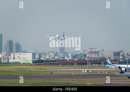 Atterraggio aereo all'Aeroporto di Haneda in Giappone Foto Stock