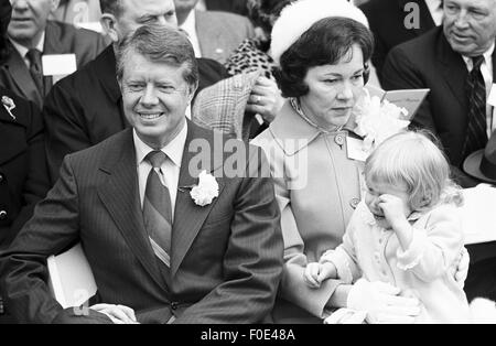 Atlanta, Georgia, Stati Uniti d'America. 1a gen, 2015. Stato della Georgia il senatore e governatore eletto Jimmy Carter al suo 1971 gubernatorial inaugurazione. Carter è riuscito segregationist Lester Maddox come governatore della Georgia. Carter è seduto con sua moglie Rosalyn e la figlia Amy. © Ken Hawkins/ZUMA filo/Alamy Live News Foto Stock