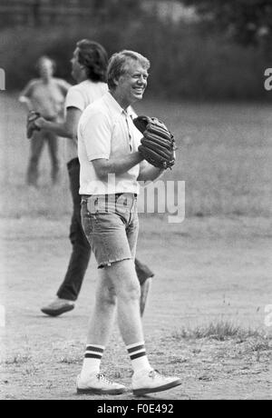 Le pianure, Georgia, Stati Uniti d'America. 7 Mar 2014. Jimmy Carter gioca a softball nella sua città natale di pianura, Georgia. Carter è stato lanciatore e capitano della squadra che era composta da off duty U.S. Agenti dei servizi segreti e la Casa Bianca il personale. La squadra avversaria era composta da membri della Casa Bianca che viaggiano premere e capitanata da Billy Carter, presidente del fratello. © Ken Hawkins/ZUMA filo/Alamy Live News Foto Stock