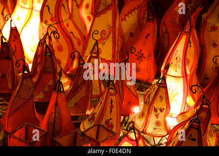 Gruppo di lampadine colorate in un negozio a Marrakech in Marocco di notte - Marocco. Foto Stock