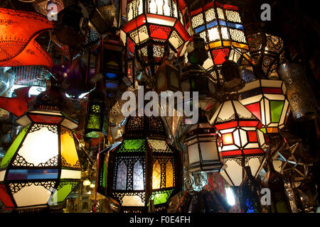 Gruppo di lampadine colorate in un negozio a Marrakech in Marocco di notte - Marocco. Foto Stock