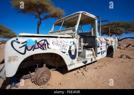 Unico bianco arrugginito fuoristrada abbandonato nel mezzo del deserto del Marocco Foto Stock