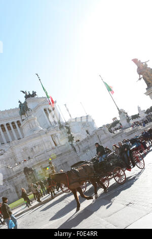 Gli italiani la chiamano la torta, il Monumento Nazionale Vittorio Emanuele II o Vittoriano, eretto sul luogo di diversi altri importanti edifici. Foto Stock