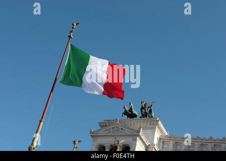 Gli italiani la chiamano la torta, il Monumento Nazionale Vittorio Emanuele II o Vittoriano, eretto sul luogo di diversi altri importanti edifici. Foto Stock