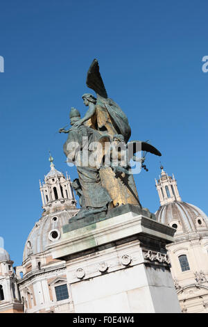 Gli italiani la chiamano la torta, il Monumento Nazionale Vittorio Emanuele II o Vittoriano, eretto sul luogo di diversi altri importanti edifici. Foto Stock