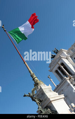 Gli italiani la chiamano la torta, il Monumento Nazionale Vittorio Emanuele II o Vittoriano, eretto sul luogo di diversi altri importanti edifici. Foto Stock