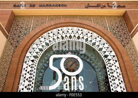 L'ingresso della nuova stazione ferroviaria di Marrakesh. Il paese ha solo poche le ferrovie, il trasporto principale arte è il coach. Foto Stock