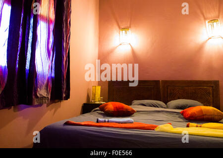 Bella Arabo autentico camera da letto in un tradizionale riad marocchino (guesthouse). Essaouira, Marocco Foto Stock