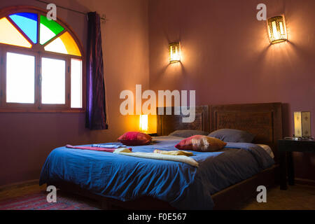 Bella Arabo autentico camera da letto in un tradizionale riad marocchino (guesthouse). Essaouira, Marocco Foto Stock