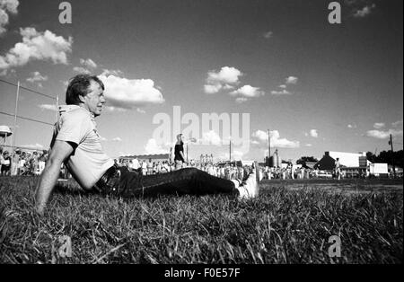 Il 1 gennaio, 2015 - Presidente Jimmy Carter nelle pianure, Georgia guardare la partita di pallavolo tra off-dovere noi agenti dei servizi segreti contro la Casa Bianca in viaggio premere. © Ken Hawkins/ZUMA filo/Alamy Live News Foto Stock