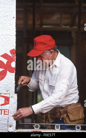 Atlanta, GA, Stati Uniti d'America. 19 Ago, 1992. L ex Presidente Jimmy Carter opere su Habitat for Humanity house di Atlanta, Georgia. Carter è una fondazione membro del consiglio di amministrazione e un ambasciatore nel mondo per l'organizzazione no-profit. © Ken Hawkins/ZUMA filo/Alamy Live News Foto Stock