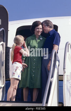 Washington D.C, STATI UNITI D'AMERICA. Il 2 gennaio, 1977. Il presidente Jimmy Carter nuzzles le First Lady - Rosalynn Carter su vederla fuori su una missione ufficiale in Sud America. Figlia Amy guarda a. © Ken Hawkins/ZUMA filo/Alamy Live News Foto Stock