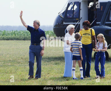 Gen 2, 1977 - pianure, GA, Stati Uniti d'America - il presidente Jimmy Carter approda uno marino - arrivare in pianura, GA. Con il presidente è sua madre, Lillian Carter, figlia Amy accompagnata dalla sua bambinaia, Maria Principe. La sig.ra principe, una donna nera, - una volta condannato per omicidio in Georgia - è stato assegnato al lavoro come un fiduciario presso il Georgia governor mansion in un'opera-programma di rilascio. Governatore Carter divenne familiarità con la sig.ra Principe ed era fermamente convinto che ella era innocente dell'accusa di omicidio. Carter applicata successivamente ad essere Ms. Princes' parole officer in modo che lei potesse venire alla Casa Bianca per diventare Amy's n Foto Stock