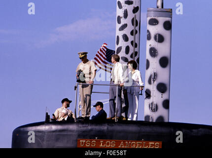 Stati Uniti d'America. Il 2 gennaio, 1977. Il presidente Jimmy Carter, prima Signora Rosalynn Carter e Admiral Hyman Rickover - noto come ''il padre della marina militare nucleare ' ' bordo della US sottomarini nucleari di Los Angeles a Port Canaveral, Florida. Dopo l'imbarco, il Los Angeles partì per un pomeriggio di esperimenti in mare. Il presidente Carter servito sotto Rickover durante la sua carriera navale. © Ken Hawkins/ZUMA filo/Alamy Live News Foto Stock