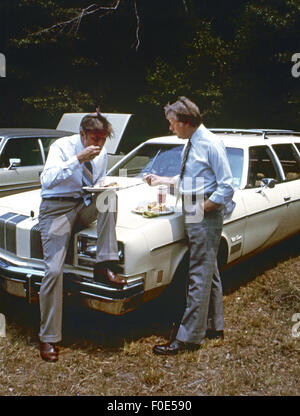 Le pianure, Georgia, Stati Uniti d'America. Il 2 gennaio, 1977. Jimmy Carter e Walter Mondale lontano dalla folla per una conversazione privata durante la partecipazione a una chiesa picnic a pianure chiesa battista. © Ken Hawkins/ZUMA filo/Alamy Live News Foto Stock