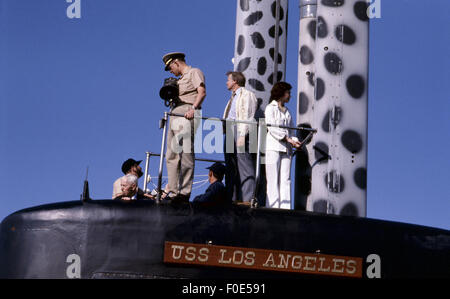 Stati Uniti d'America. Il 2 gennaio, 1977. Il presidente Jimmy Carter, prima Signora Rosalynn Carter e Admiral Hyman Rickover - noto come ''il padre della marina militare nucleare ' ' bordo della US sottomarini nucleari di Los Angeles a Port Canaveral, Florida. Dopo l'imbarco, il Los Angeles partì per un pomeriggio di esperimenti in mare. Il presidente Carter servito sotto Rickover durante la sua carriera navale. © Ken Hawkins/ZUMA filo/Alamy Live News Foto Stock