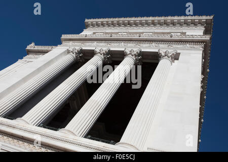 Gli italiani la chiamano la torta, il Monumento Nazionale Vittorio Emanuele II o Vittoriano, eretto sul luogo di diversi altri importanti edifici. Foto Stock