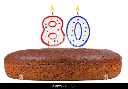 Torta di compleanno con candele numero ottanta isolato Foto Stock