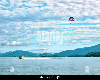 La gente para-sailing su Lake George, New York, Agosto 2015 Foto Stock