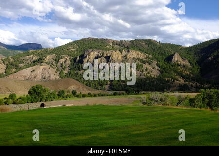 Vista spettacolare delle montagne di Idaho con estate Teste di Tuono e cielo blu Foto Stock