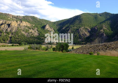 Vista spettacolare delle montagne di Idaho con estate Teste di Tuono e cielo blu Foto Stock