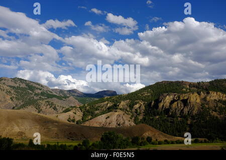 Vista spettacolare delle montagne di Idaho con estate Teste di Tuono e cielo blu Foto Stock