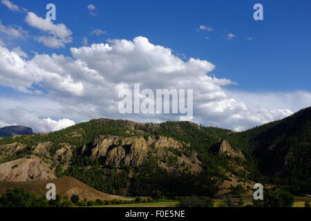 Vista spettacolare delle montagne di Idaho con estate Teste di Tuono e cielo blu Foto Stock