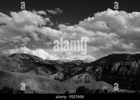 Vista spettacolare delle montagne di Idaho con estate Teste di Tuono e cielo blu Foto Stock