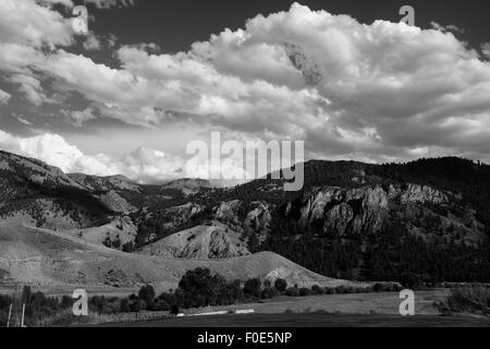 Vista spettacolare delle montagne di Idaho con estate Teste di Tuono e cielo blu Foto Stock