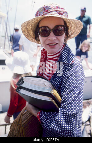 Stati Uniti d'America. Il 2 gennaio, 1977. Rosalynn Carter, First Lady degli Stati Uniti porta fat briefing libri come lei parla con il personale a un rifugio presidenziale. © Ken Hawkins/ZUMA filo/Alamy Live News Foto Stock